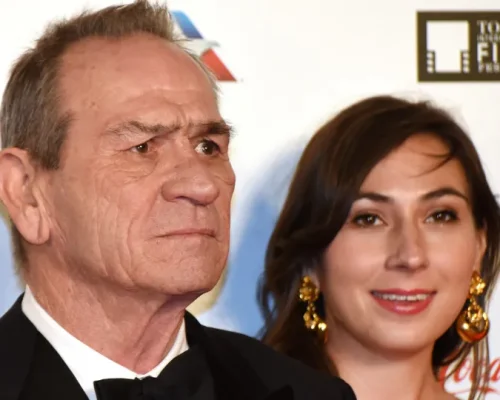 Filha de Tommy Lee Jones, Victoria Jones, é encontrada morta em hotel luxuoso na Califórnia aos 34 anos