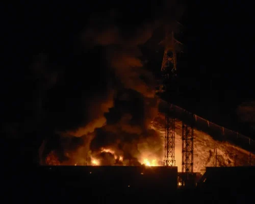 Venezuela acusa EUA de ataque aéreo coordenado por Trump e declara emergência nacional