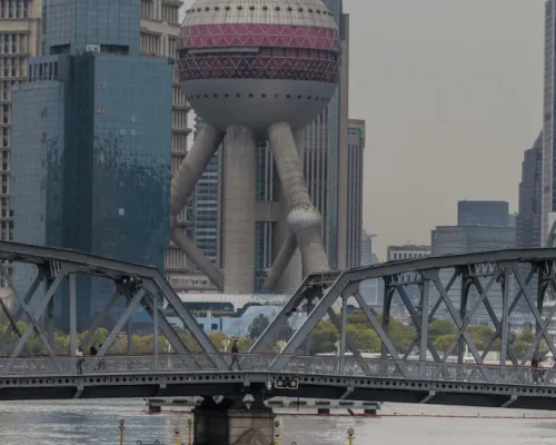 Xangai Acelera Rumo à Autossuficiência Tecnológica: Investimento de US$ 10 Bilhões Impulsiona IA, Semicondutores e Mais