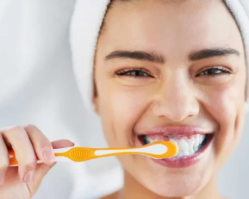 Férias sem surpresas: 5 passos essenciais para manter a higiene bucal em dia e evitar problemas com dentes e implantes