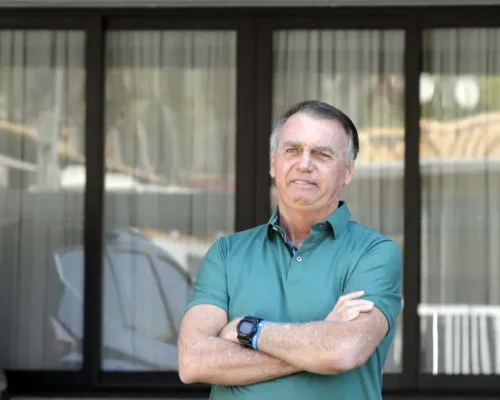 Bolsonaro sofre traumatismo craniano leve após queda na PF; médico aponta interação medicamentosa como causa