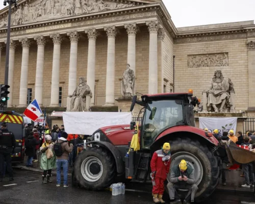Produtores Franceses Bloqueiam Estradas Contra Acordo UE-Mercosul e Regras Sanitárias, Macron Anuncia Voto Contrário