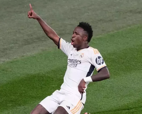 Vini Júnior bate boca com Diego Simeone após substituição, recebe cartão amarelo e rebate nas redes sociais após Real Madrid vencer Atlético na Supercopa