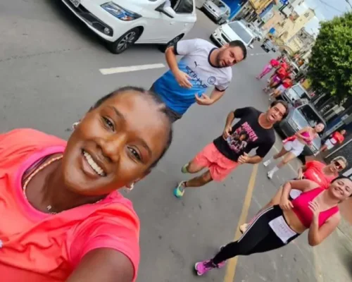Mulher com Câncer Corre 5km para Quimioterapia em MG e Minimiza Efeitos Colaterais: A Força de Roberta Rocha