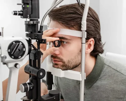 Parasita Invisível em Lentes de Contato: O Risco Silencioso de Cegueira e Como Evitar a Infecção Ocular Rara