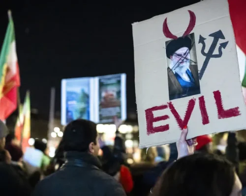 Mortes em protestos no Irã: ONG de direitos humanos revela balanço chocante de mais de 2.500 vítimas e 18 mil presos em meio à crise econômica