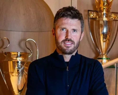 Michael Carrick técnico do Manchester United é confirmado até 2025/26, multicampeão do clube assume comando com missão de recuperar desempenho e conquistar títulos