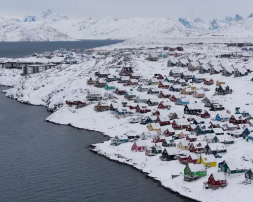 Groenlândia em Crise Geopolítica: EUA de Trump Discutem Controle da Ilha Ártica com Dinamarca e Autoridades Groenlandesas