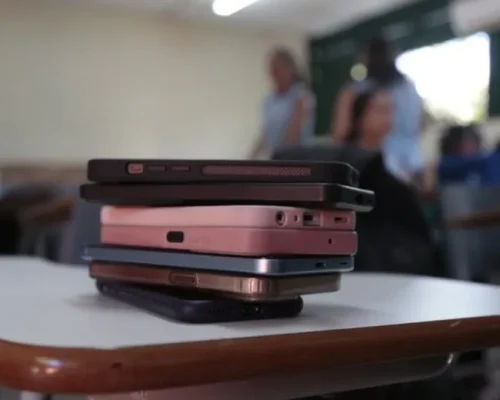 MEC lança pesquisa sobre o impacto da restrição de celular nas escolas após um ano de lei, veja os detalhes