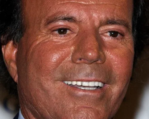 Julio Iglesias reage a acusações de abuso sexual e tráfico humano, prepara defesa jurídica na Espanha