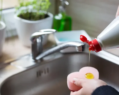 Detergente de Louça: 7 Truques Incríveis para Limpar Além dos Pratos e Economizar em Casa