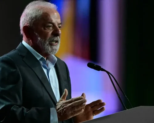 Lula critica valor do salário mínimo e promete reajustes maiores, contrastando com gestão Bolsonaro