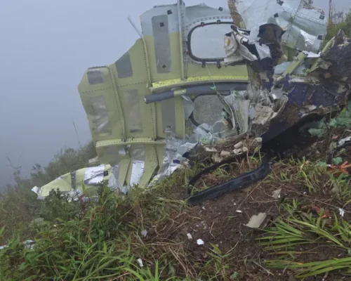 Fuselagem Encontrada na Indonésia: Sinais Indicam Ser do Avião Desaparecido com 10 Pessoas a Bordo