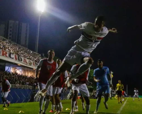São Paulo supera Botafogo por 3 a 1 em Sorocaba e avança à semifinal da Copa São Paulo de Juniores, mantém vivo o sonho do hexa com golaço nos acréscimos