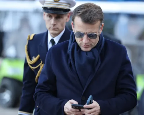 Trump expõe mensagens privadas de Macron e Rutte sobre Groenlândia e Síria, gerando polêmica em Davos