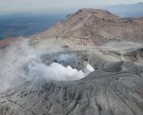 Helicóptero Turístico com 3 Pessoas Desaparece Perto de Vulcão Ativo no Japão: Buscas Intensas em Andamento