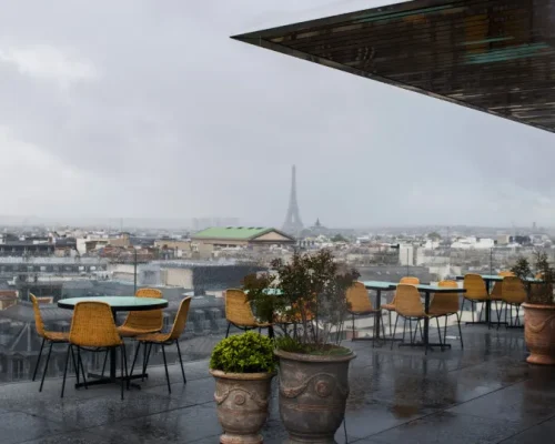 Paris: Homem é indiciado por agressão sexual em terraço de restaurante; vítima relata violência no local