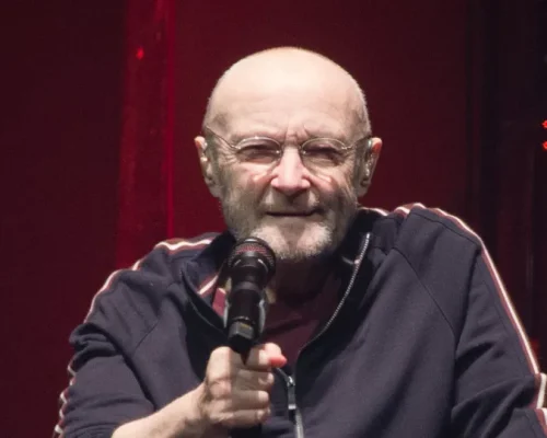 Phil Collins vive com enfermeira 24h e enfrenta falhas nos rins após cinco cirurgias no joelho; cantor desabafa sobre anos difíceis