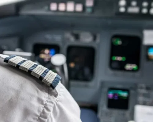 Ex-comissário de bordo canadense é acusado de fraude: fingiu ser piloto e fez centenas de voos grátis nos EUA por 4 anos