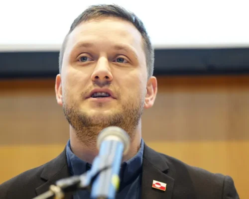 Groenlândia Aumenta Presença Militar e Busca Diálogo Pacífico, Mas Define “Linhas Vermelhas” para Soberania Frente aos EUA e OTAN