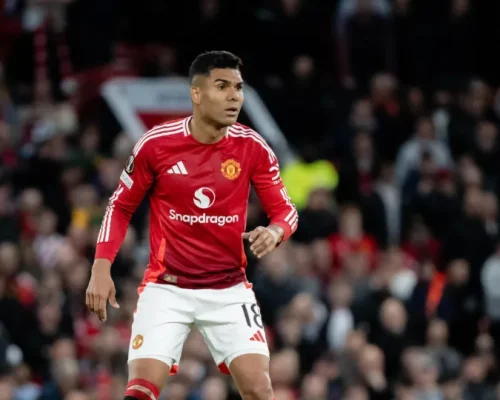 Casemiro Anuncia Saída do Manchester United: Ciclo de Vitórias e Gratidão em Old Trafford Chega ao Fim