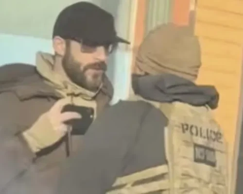 Vídeos Chocantes: Enfermeiro Alex Pretti Imobilizado no Chão Antes de Morrer em Minneapolis Após Confronto com ICE