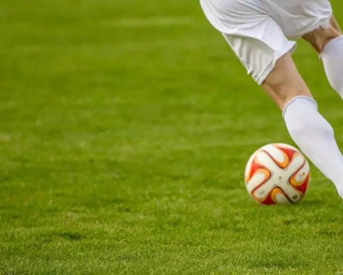 Torcida em prece, foco e proteção, oração poderosa para o time do coração ganhar o jogo, prece antes da partida que une fãs e atletas em fé