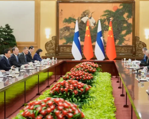 Xi Jinping reforça apoio à ONU e critica iniciativa de paz dos EUA, alinhando-se ao Brasil na defesa da ordem mundial