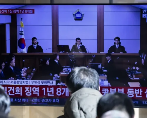 Choque na Coreia do Sul: Ex-primeira-dama Kim Keon-hee condenada a 20 meses de prisão por corrupção, marido ex-presidente preso