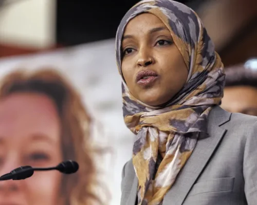 Deputada Ilhan Omar é atacada com líquido em Minneapolis; agressor é preso em meio a tensões migratórias
