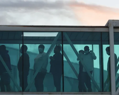 Imigração Ilegal nos EUA: Quase 3 Milhões Deixam o País em Um Ano, Incluindo Retornos Voluntários e Deportações em Massa