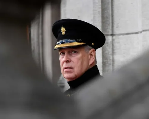 Novas Imagens Chocam: Ex-Príncipe Andrew Flagrado com Mulher Misteriosa em Arquivos Vazados de Epstein