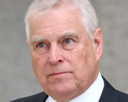 Príncipe Andrew Deixa Residência Real Após Fotos Polêmicas com Jeffrey Epstein, Conforme Fontes