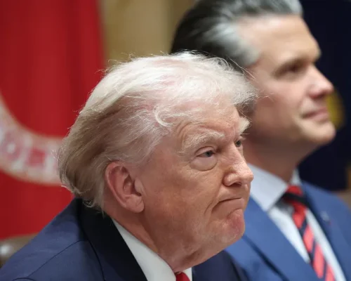 EUA matam 2 em barco suspeito no Pacífico: Operação Lança do Sul gera controvérsia e críticas internacionais