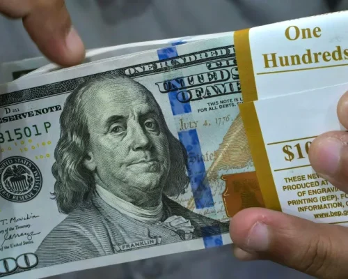 Dólar cai para R$ 5,22, em linha com o mercado externo