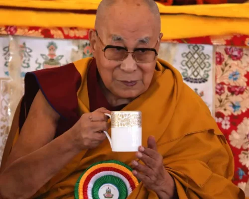 Dalai Lama desmente ligação com Jeffrey Epstein após menções em arquivos vazados; China Global Television Network aponta 169 citações