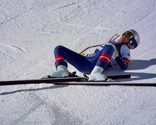 Despedida de campeã olímpica Lindsey Vonn termina em queda e resgate de helicóptero em sua última prova