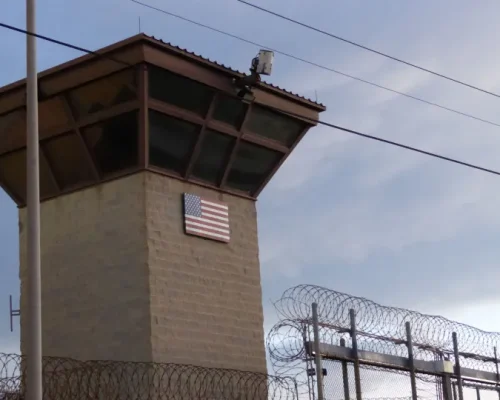 Guantánamo: A Prisão Sem Fim e os Custos Humanos de um Legado Sombrio