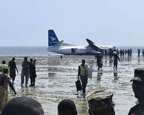 Avião da Starsky Aviation faz pouso de emergência no mar em Mogadíscio com 55 pessoas a bordo; piloto elogiado