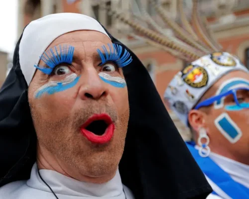 Carnaval Fora de Época Agita o Mundo: Fantasias Criativas e Mensagens Políticas Tomam Conta das Ruas!