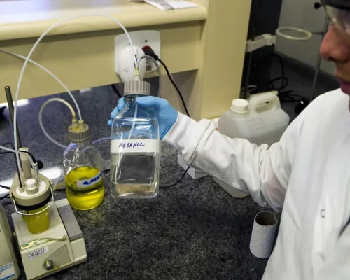 Alerta Geral no Carnaval: Metanol em Bebidas Causa Intoxicações Graves e Mortes em Vários Estados Brasileiros