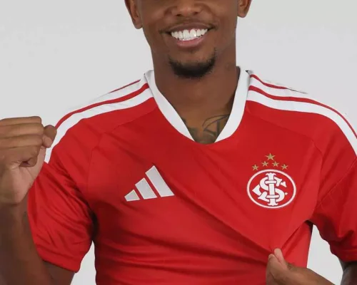 Kayky é apresentado no Internacional após oferta ao Corinthians fracassar, veste a 11 e chega para tentar tirar o Inter da zona de rebaixamento do Brasileirão