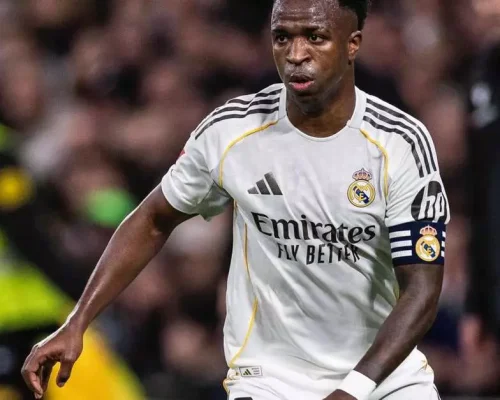 Vini Jr. sofre dois pênaltis, cobra e marca duas vezes no Santiago Bernabéu, e impulsiona goleada do Real Madrid sobre Real Sociedad na 24ª rodada da La Liga