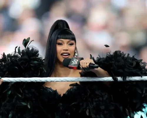 Cardi B volta a cair, desta vez em show em Las Vegas; vídeo choca fãs