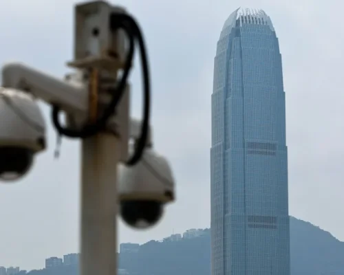 Hong Kong Implementa Identificação Facial em Câmeras de Vigilância: Tecnologia Avança em Meio a Preocupações com Privacidade