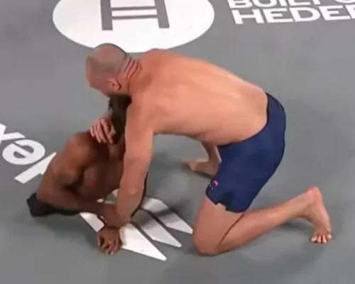 Peso-pesado brasileiro finaliza luta contra lutador sem pernas em evento de MMA chocante: Walker vence Clark no Karate Combat