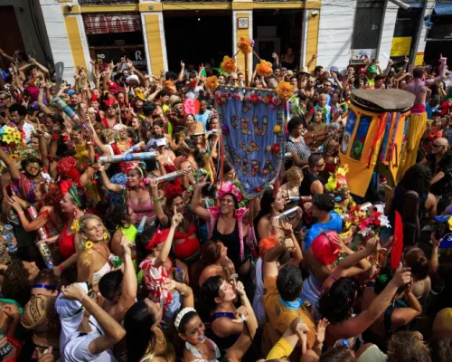 Carnaval 2024: Rio de Janeiro espera 6,8 milhões de foliões em blocos de rua com programação intensa até o fim da noite