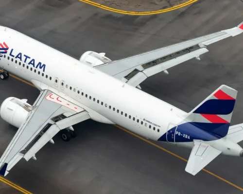 Vídeo Chocante: Avião da Latam Aborta Decolagem em Guarulhos Após Superaquecimento em Motor; Passageiros Relatam Pânico