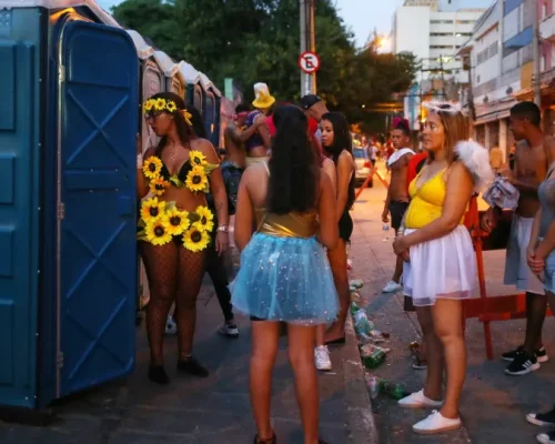 Carnaval: Segurar o Xixi Pode Causar Infecções Urinárias e Outros Problemas Graves de Saúde, Alerta Médico