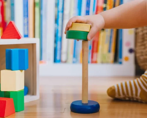 Alerta na França: 3 Crianças Desaparecem Após Ordem de Retirada; Pais São Suspeitos de Sequestro